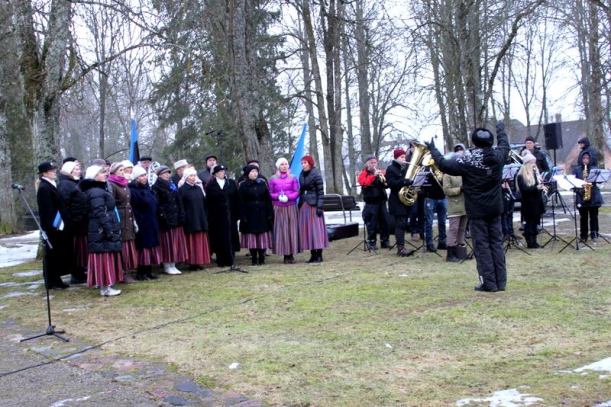 Kanepi segakoor esinemas Eesti Vabariigi aastapäeval 24. veebruar kell 7.15 Riigilipu heiskamise tseremoonial Kanepi Ausambaplatsil. Foto R.Semm